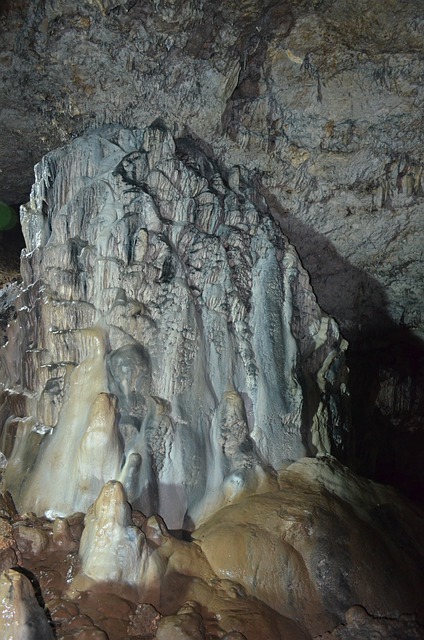 cave-gc8f5a3742_640